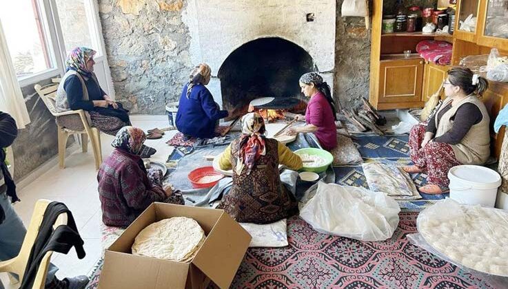 Gazipaşalı ev hanımları bazlama ve yufka ekmekleri deprem bölgesine gönderiyor