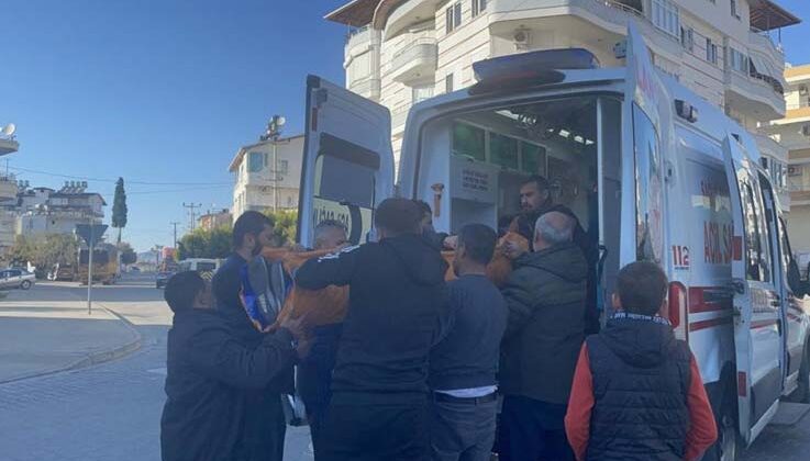 Hafif ticari araçla motosikletin çarpıştığı kazada 2 kişi ağır yaralandı