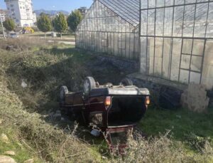 Gazipaşa’da kontrolden çıkan otomobil şarampole uçtu: 2 yaralı