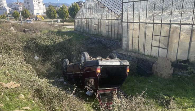 Gazipaşa’da kontrolden çıkan otomobil şarampole uçtu: 2 yaralı