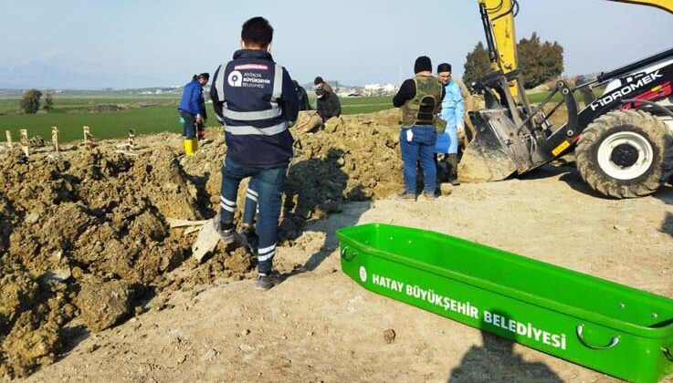 Hatay’da cenazeler defnediliyor