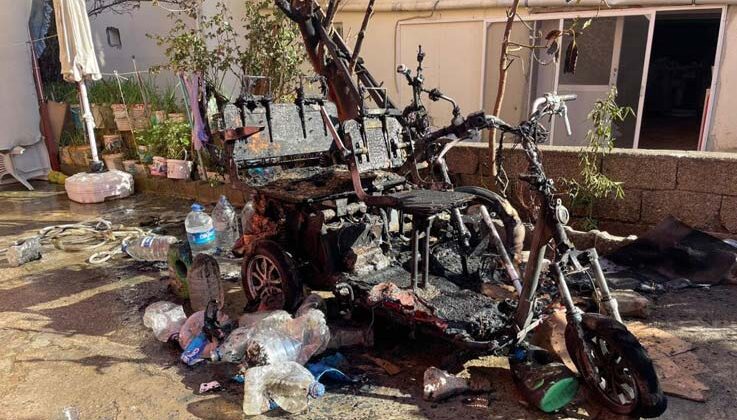 Gazipaşa’da yanan elektrikli motosikletler küle döndü