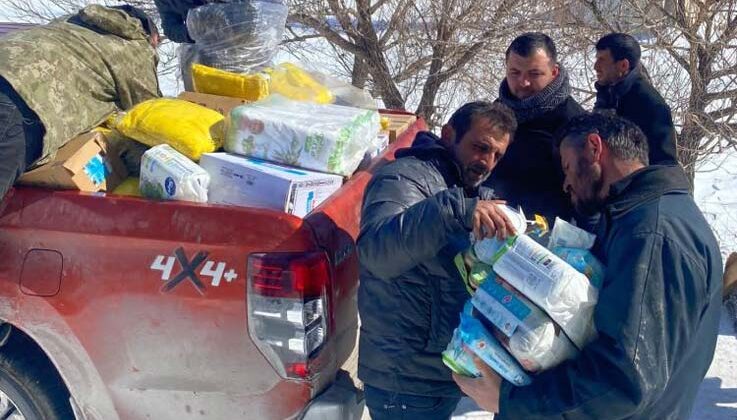 Deprem bölgesindeki uzak köylere yardım ulaştırıyorlar
