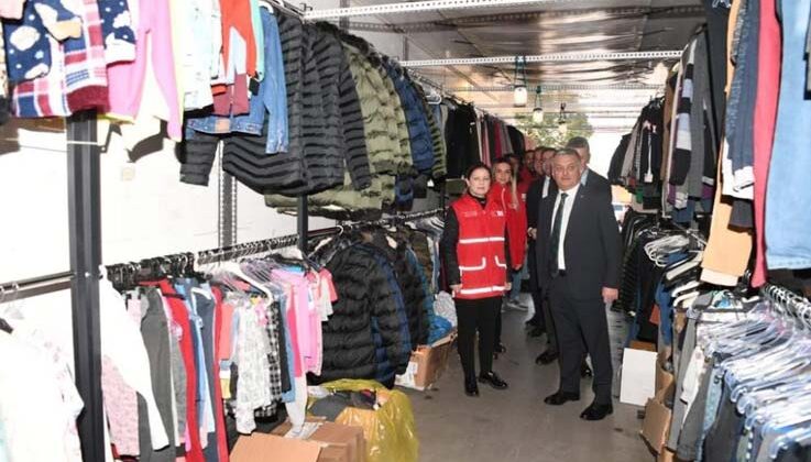 Giyim tırları depremzedelerin kaldıkları otellere gönderildi