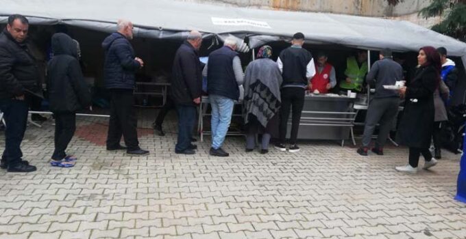 Kaş’ta depremzedelere sıcak yemek desteği