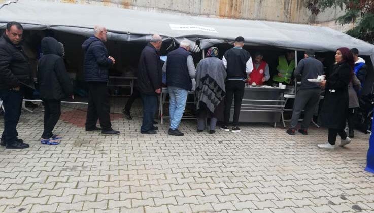 Kaş’ta depremzedelere sıcak yemek desteği