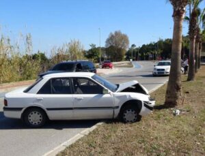 Alkolden ehliyeti iptal edilen sürücü otomobille palmiyeye çarptı
