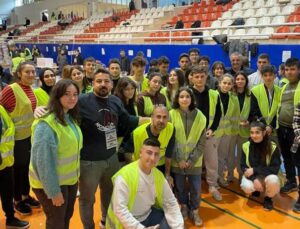 Başkan Topaloğlu, depremzedeler için gönüllü çalışan gençlerle bir araya geldi