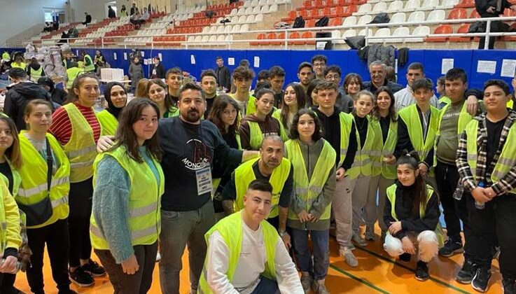 Başkan Topaloğlu, depremzedeler için gönüllü çalışan gençlerle bir araya geldi