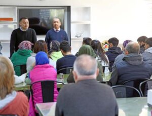 Başkan Yücel, belediyenin yurdunda kalan depremzedeleri ziyaret etti