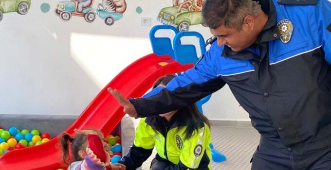 Gazipaşa polisi depremzede çocuklara moral oldu
