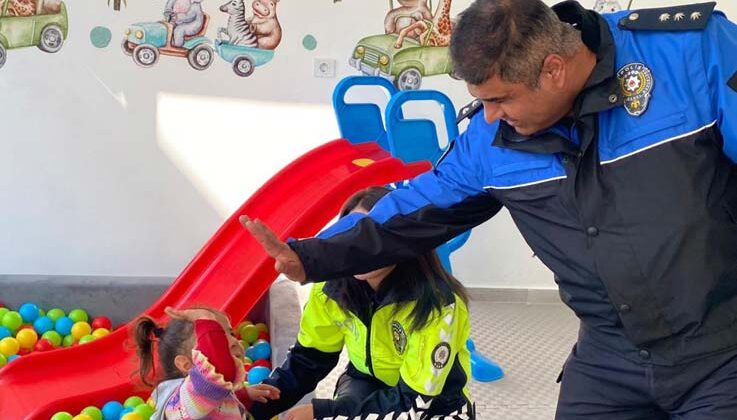 Gazipaşa polisi depremzede çocuklara moral oldu