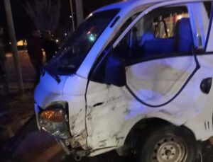 Gazipaşa’da otomobille kamyonet çarpıştı: 4 yaralı