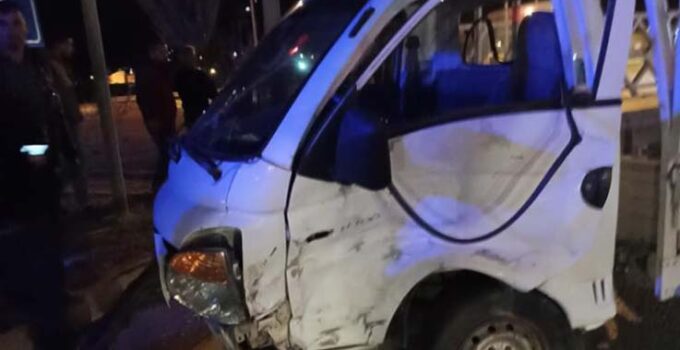 Gazipaşa’da otomobille kamyonet çarpıştı: 4 yaralı