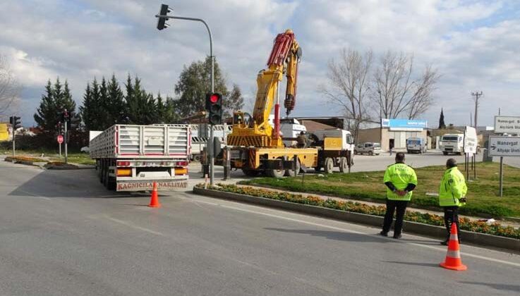 Tırın dorsesi çekiciden ayrıldı, facianın eşiğinden dönüldü