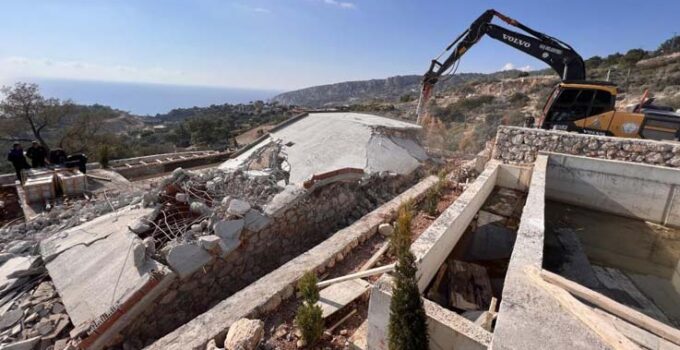 Kaş’ta 7 kaçak yapı yıkıldı