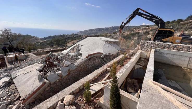 Kaş’ta 7 kaçak yapı yıkıldı