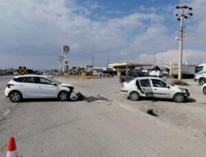 Manavgat’ta 2 kişinin yaralandığı trafik kazası güvenlik kamaralarına saniye saniye yansıdı.