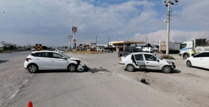 Manavgat’ta 2 kişinin yaralandığı trafik kazası güvenlik kamaralarına saniye saniye yansıdı.