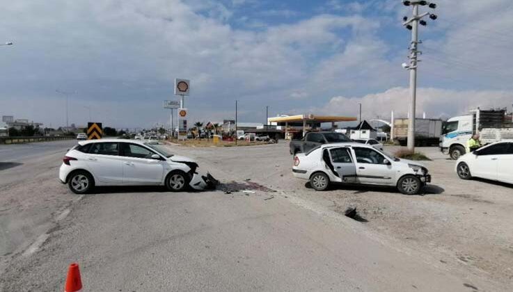 Manavgat’ta 2 kişinin yaralandığı trafik kazası güvenlik kamaralarına saniye saniye yansıdı.