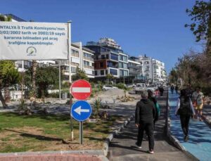 Çökme yaşandığı için kapatılan yol, ‘otopark’ oldu