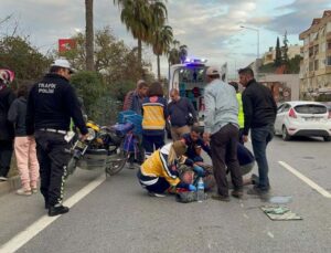 Otomobille çarpışan motosiklet sürücüsü yaralandı