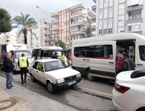 Park ettiği otomobilin kapısını açtı, hastanelik oldu