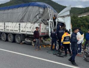 Tıra arkadan çarpan kamyonun kupasına sıkışan sürücü uzun uğraşlar sonunda kurtarıldı