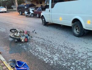 Alkollü motosiklet sürücüsü minibüsün aynasına takıldı