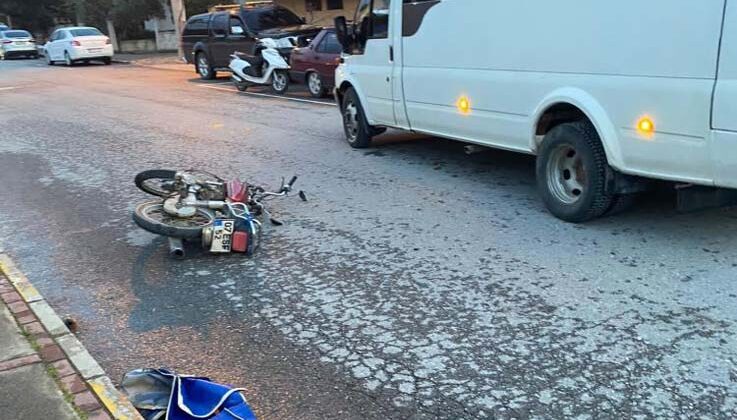 Alkollü motosiklet sürücüsü minibüsün aynasına takıldı