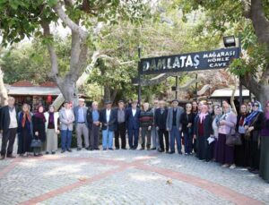 Alanya Belediyesi yaşlıları yemekte ağırladı