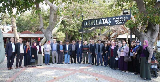 Alanya Belediyesi yaşlıları yemekte ağırladı