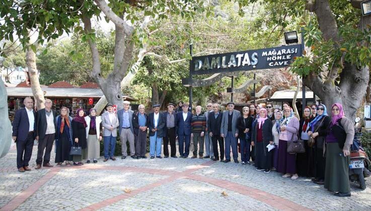 Alanya Belediyesi yaşlıları yemekte ağırladı