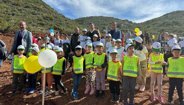 Özel öğrenciler depremzede çocuklarla fidan dikti