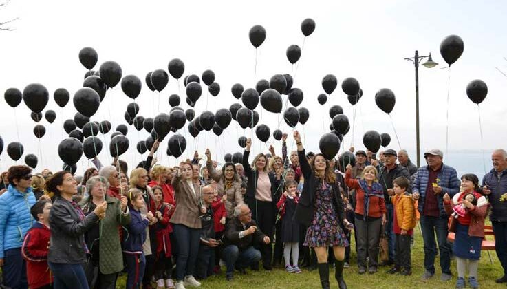 Depremde hayatını kaybedenler anısına siyah balon uçurdular