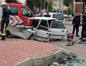 Antalya’da LPG yakıt tankını ön koltuğa kadar getiren kaza: 3 yaralı