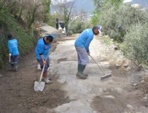 Alanya’da şarampol betonlama çalışması devam ediyor