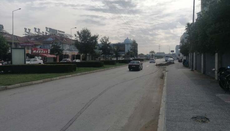 Antalya’da otomobilin kadına çarptığı anlar güvenlik kamerasına yansıdı