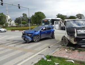 Kamyonet otomobille çarpıştı: 1 yaralı