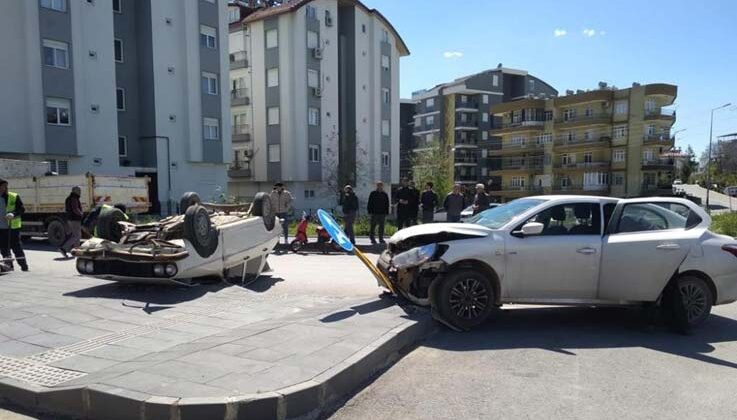 Kavşakta iki otomobil çarpıştı: Baba ve oğlu yaralandı