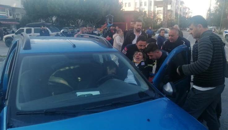 İki otomobil çarpıştı, araçta sıkışan sürücü itfaiye ekiplerince kurtarıldı