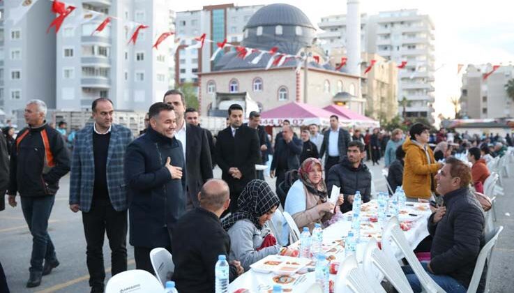 Başkan Yücel, vatandaşlarla iftarda buluştu