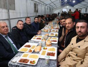 Başkan Böcek, Gaziantep’te depremzedelerle iftar yaptı