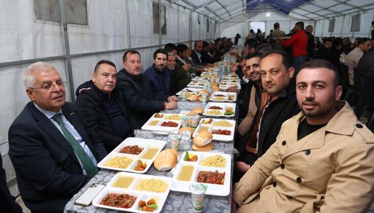 Başkan Böcek, Gaziantep’te depremzedelerle iftar yaptı