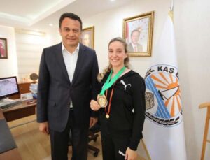 Başkan Ulutaş, Muaythai dünya şampiyonu Zehra Doğan’ı kabul etti