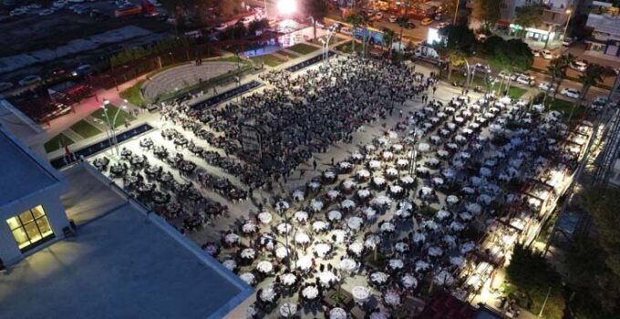 Döşemealtı Kent Meydanı’nda 5 bin kişi aynı anda iftar açtı