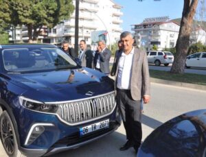 Bakan Çavuşoğlu, Togg’u kullanarak merak edenlere tanıttı