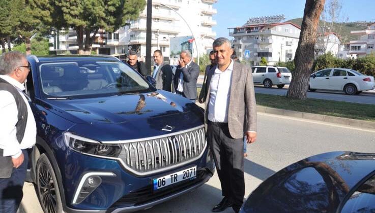 Bakan Çavuşoğlu, Togg’u kullanarak merak edenlere tanıttı