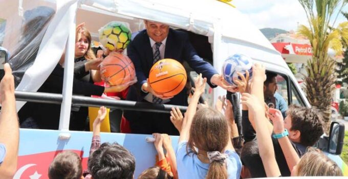 Kaş Belediyesinden çocuklara 23 Nisan hediyesi