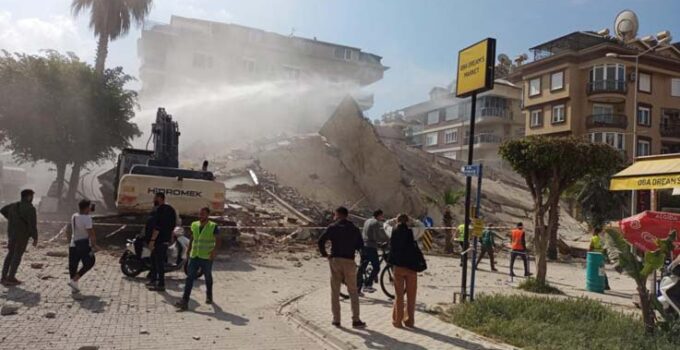 Alanya’da yıkım sırasında bina çöktü, yürekler ağza geldi